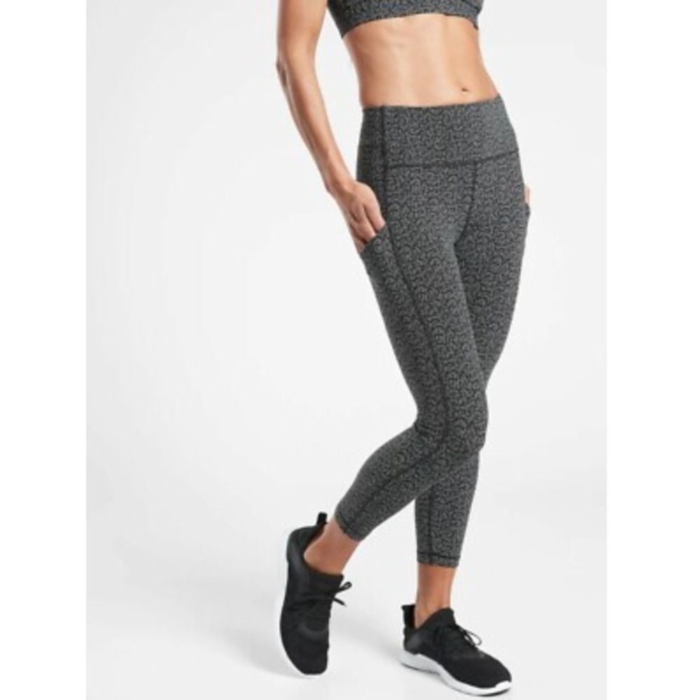 Athleta Ultimate Stash Pocket 7/8 Tight Black/White Textured Medium EUC‎